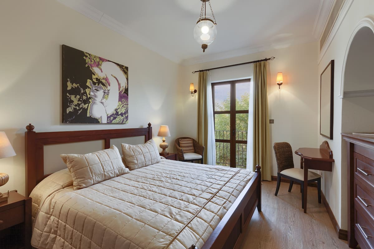 Apartment, 1 Bedroom | In-room safe, individually decorated, individually furnished, desk