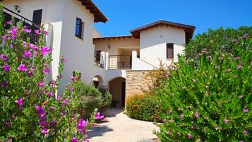 Vista frontal de la propiedad