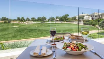 5 restaurants; breakfast, lunch, and dinner served