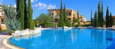 5 piscines extérieures, parasols de plage, chaises longues