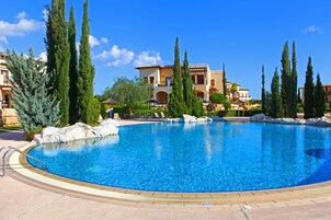 5 室外游泳池，池畔遮阳伞，日光浴躺椅