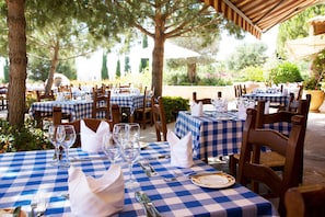 5 restaurants, breakfast, lunch, dinner served; Italian cuisine