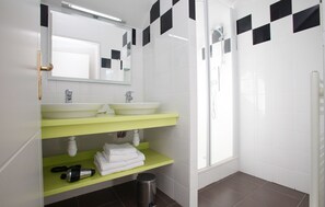 Douche, serviettes fournies