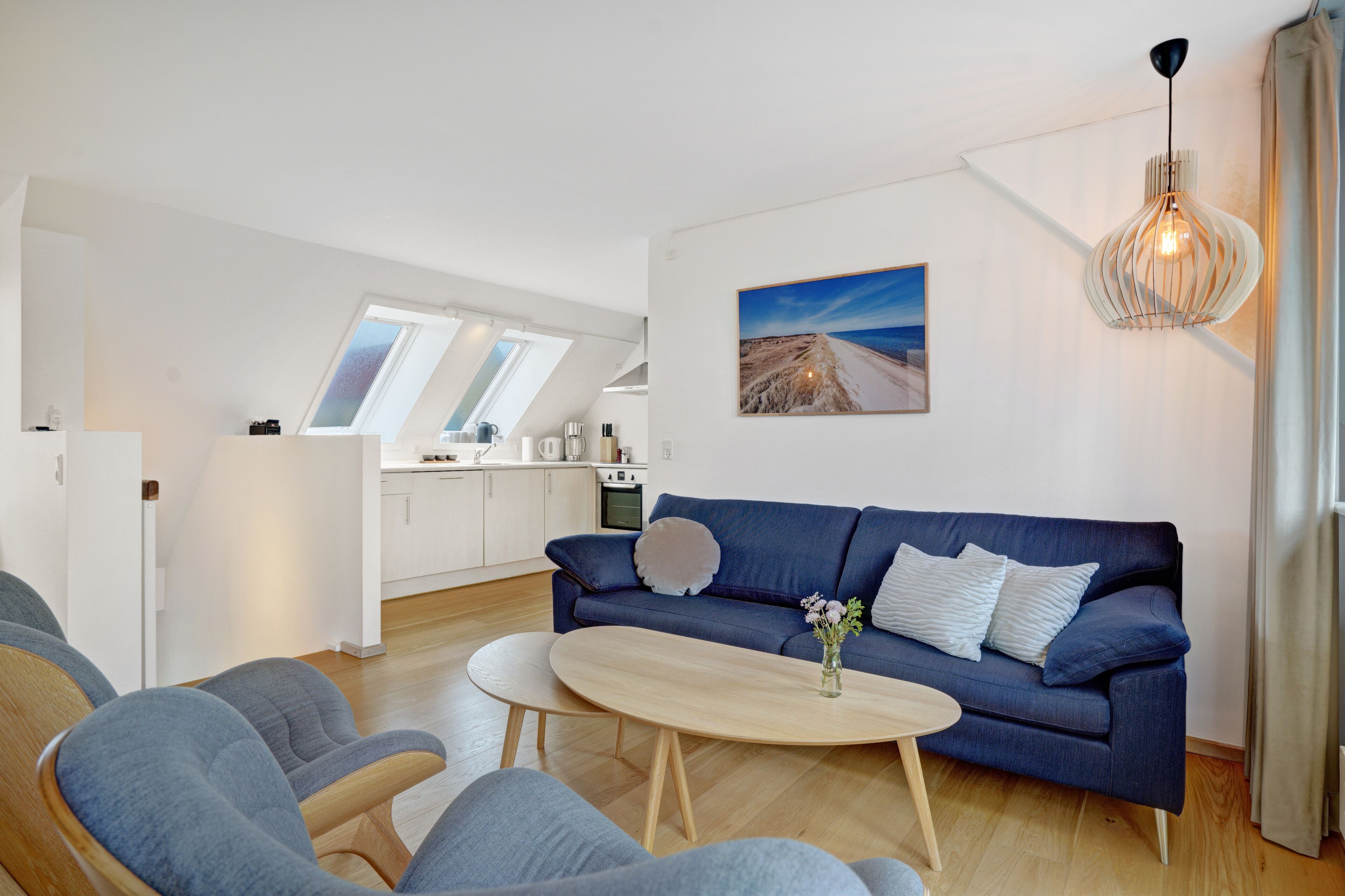 Suite, 3 Bedrooms, Balcony (6 pers) | Living area | Books