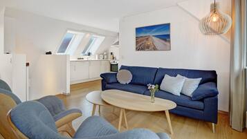 Suite, 3 Bedrooms, Balcony (6 pers) | Living area | Books