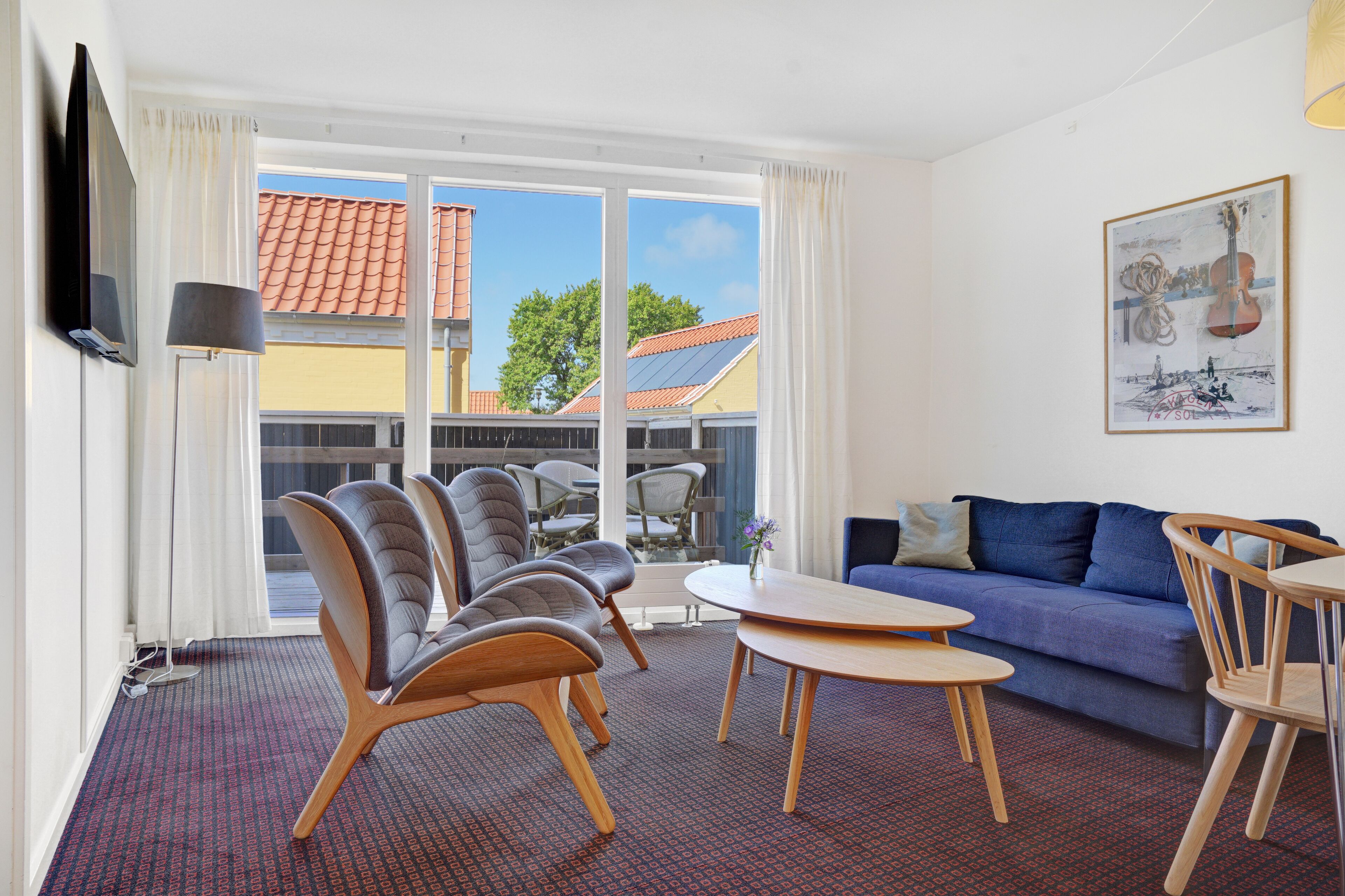 Sviitti, 2 makuuhuonetta, patio | Oleskelualue | Kirjoja