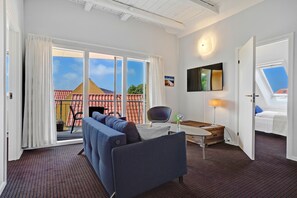 Suite, 1 Schlafzimmer, Küche | Wohnbereich | Bücher