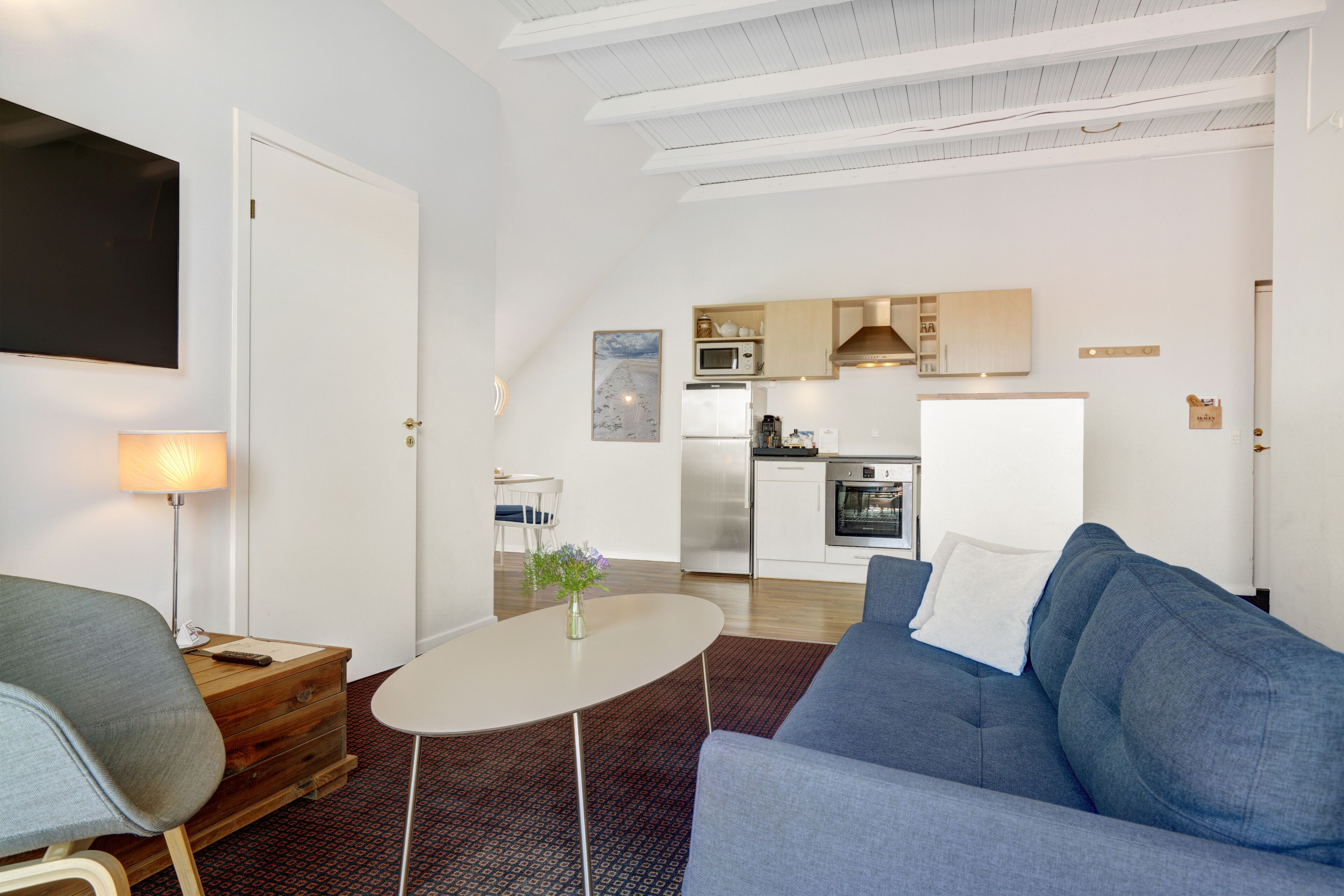 suite, 1 bedroom, kitchen | living area | books