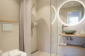 Family Room | Bilik Mandi | Pancuran mandi, kelengkapan dandanan diri berjenama, pengering rambut 