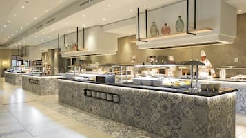 3 restaurantes; se sirve desayuno, almuerzo y cena; cocina marroquí
