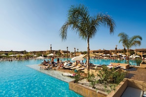 Indoor pool, outdoor pool, pool umbrellas, sun loungers - Hotel Riu Tikida Palmeraie - All Inclusive (Marrakech)
