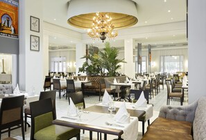 3 restauranter: frokost, lunsj og middag serveres