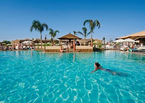 Indoor pool, outdoor pool, pool umbrellas, sun loungers - Hotel Riu Tikida Palmeraie - All Inclusive (Marrakech)
