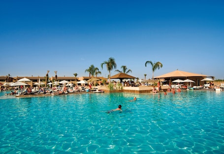 Piscine couverte, piscine extérieure, parasols de plage, chaises longues. Hotel Riu Tikida Palmeraie - All Inclusive