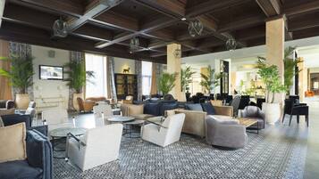 2 bars/lounges, poolside bar