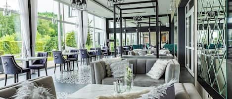 Breakfast, lunch, dinner served; al fresco dining