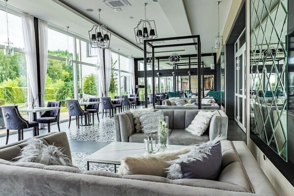 Breakfast, lunch, dinner served; alfresco dining