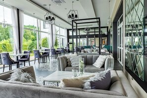 Frühstück, Mittagessen, Abendessen und Brunch werden serviert