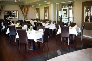 Breakfast, lunch, dinner served; al fresco dining  - Fero Express Hotel (Krakow)