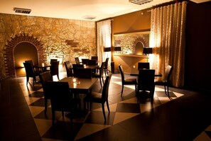 Se sirven desayunos y almuerzos, restaurante con mesas al aire libre 