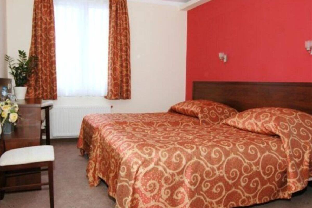 Desk, cribs (free), rollaway beds (surcharge), WiFi (free)