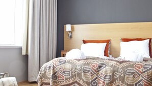 Cofres nos quartos, escrivaninha, cortinas blackout, Wi-Fi de cortesia