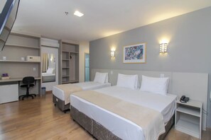 Premium Casal + 01 Solteiro | Desk, free WiFi, bed sheets - CORAL TRADE HOTEL (Porto Alegre)