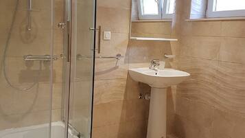 Chambre Deluxe | Salle de bain | Douche, séchoir à cheveux, serviettes fournies, papier de toilette