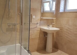 Deluxe Room | Bathroom | Shower, hair dryer, towels, toilet paper - Guest House Vlado (Split)
