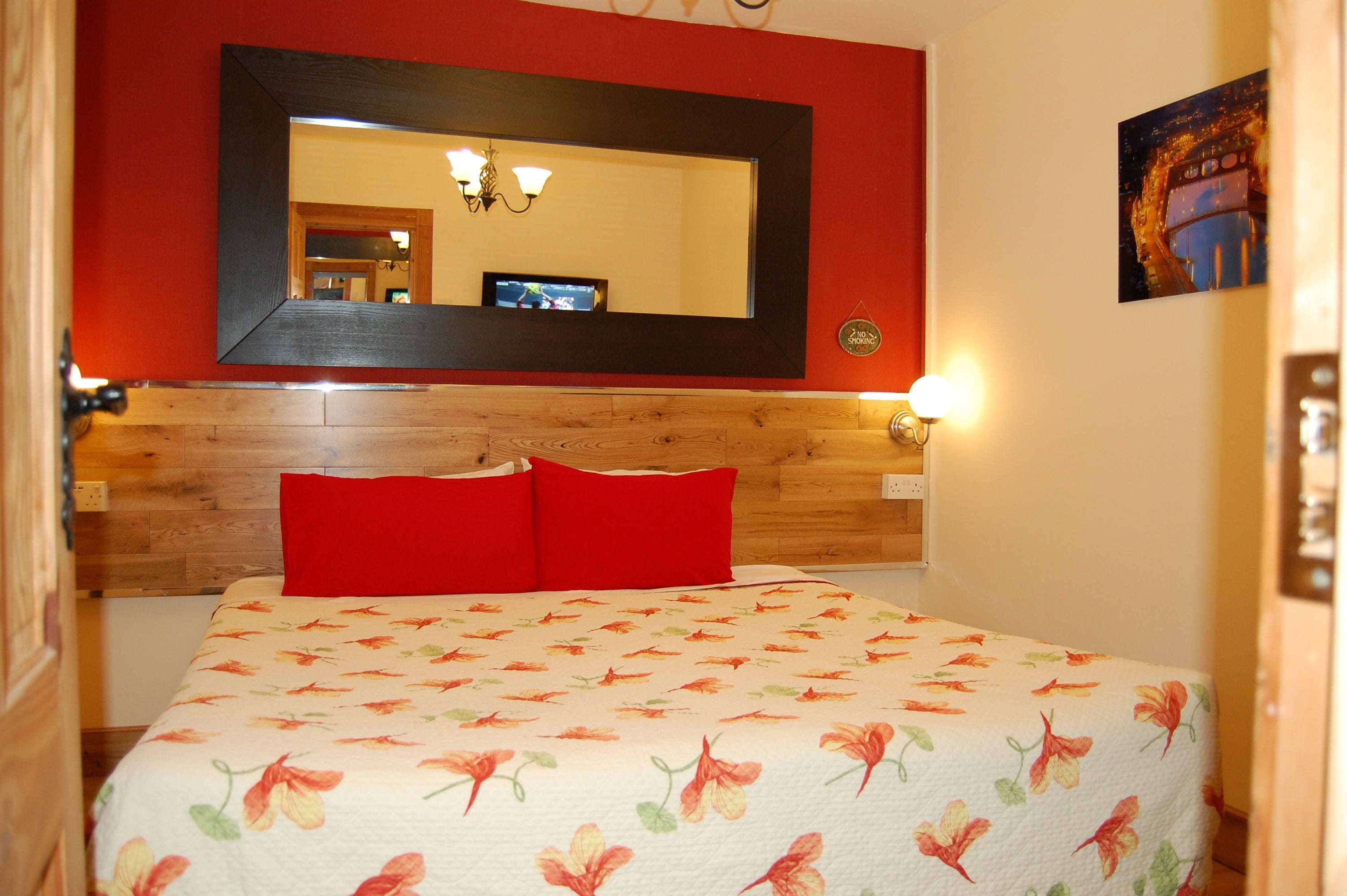 Rom – standard | Sengetøy av topp kvalitet, memory foam-senger og safe på rommet