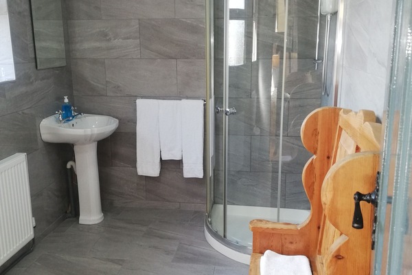 Double Room | Bathroom shower