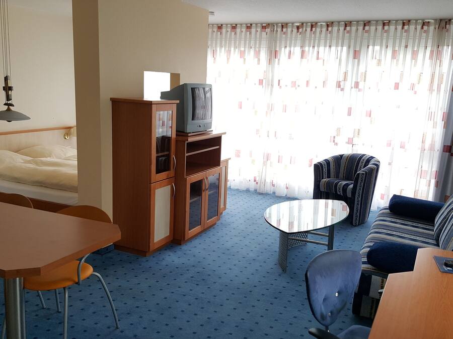 Hypo-allergenic bedding, in-room safe, individually decorated, desk