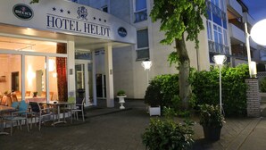 La entrada de un hotel con un letrero que dice "HOTEL HELDT".