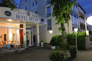 Entrada de hotel com uma placa que diz "HOTEL HELDT".