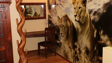 Hypo-allergenic bedding, in-room safe, individually decorated, desk