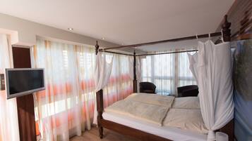 Hypo-allergenic bedding, in-room safe, individually decorated, desk