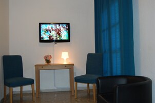 Habitación triple | Edredones de plumas, escritorio, wifi gratis