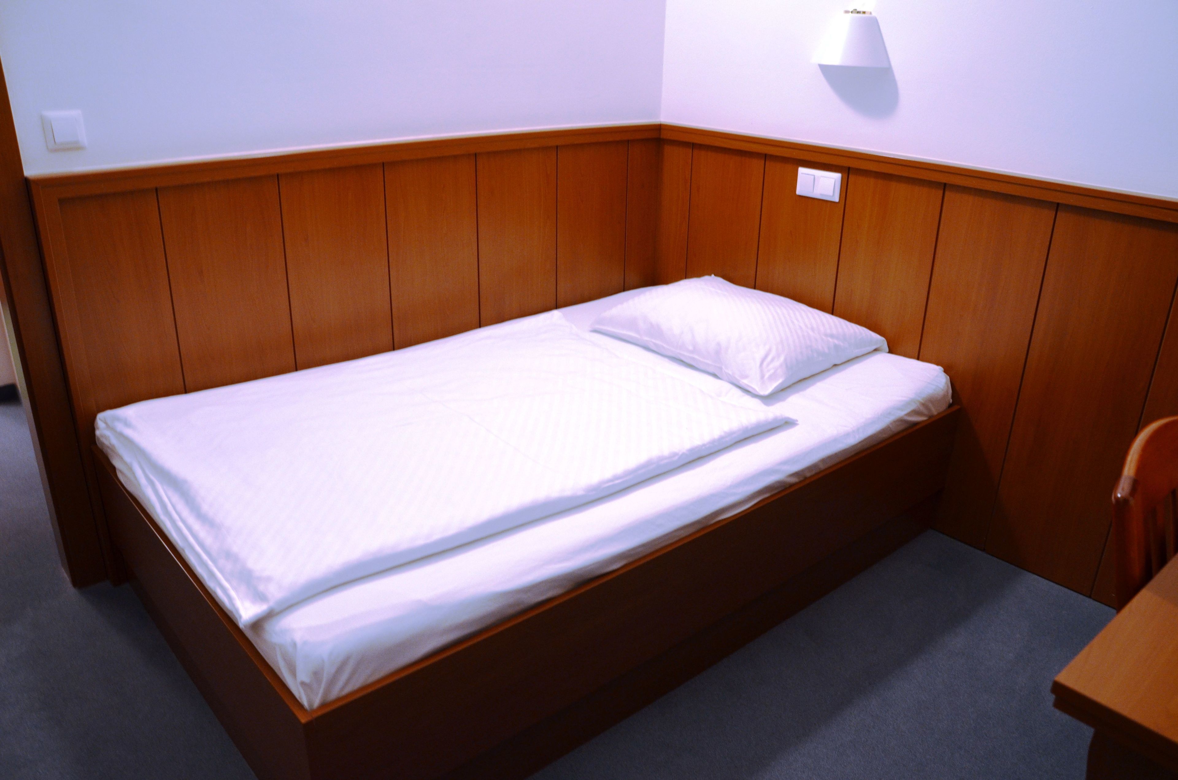 standard room | desk, free wifi, bed sheets, wheelchair access