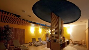 A lounge area with reclining chairs, a wooden partition, and a ceiling with a starry design. - Hotel Bajt Maribor (Maribor)