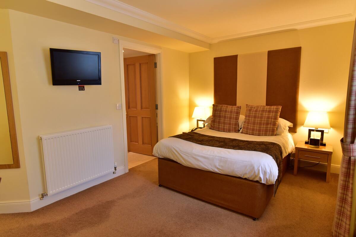 1 bedroom, egyptian cotton sheets, premium bedding, iron/ironing board