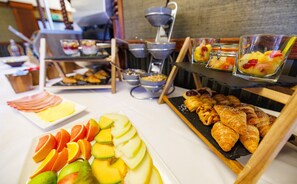 Daily full breakfast (GBP 12.00 per person)