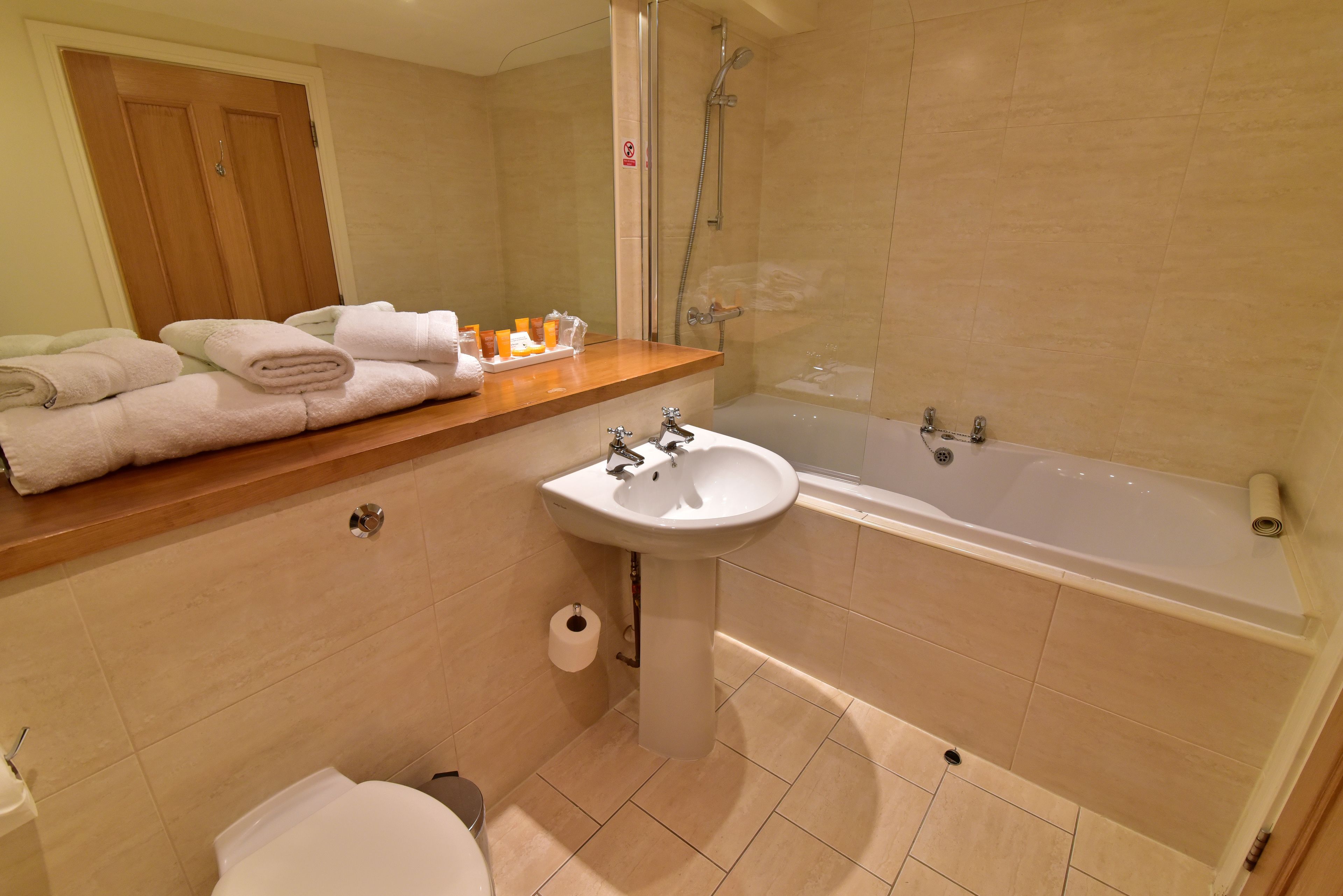 standard double room | bathroom | towels