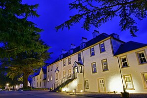 Front of property ��– evening/night