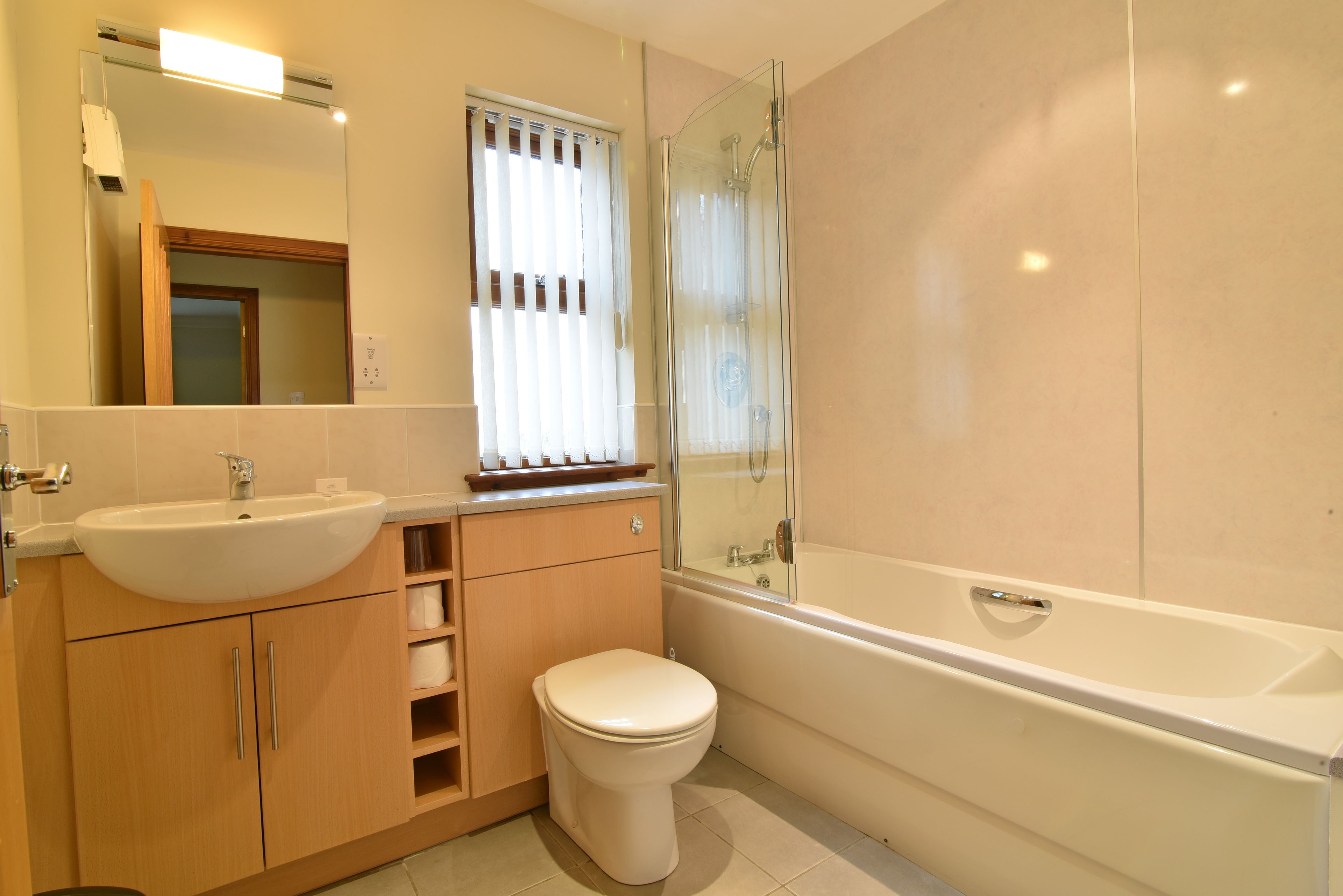Een badkamer met een wastafel, toilet en bad.
