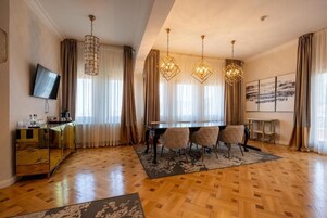 Luxury Apartment, 1 King Bed with Sofa bed, Mountain View | Hypo-allergenic bedding, minibar, iron/ironing board