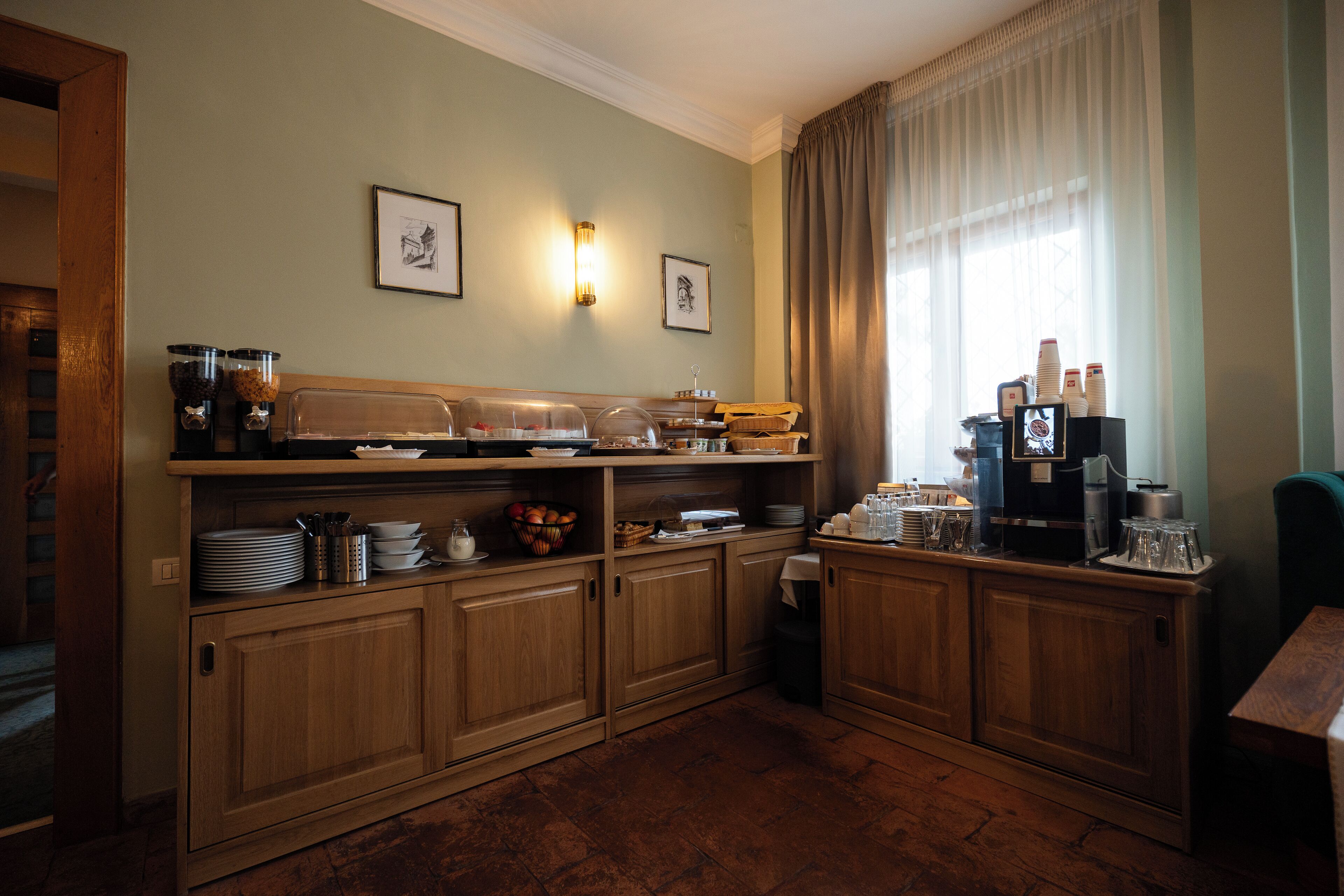 Desayuno buffet diario (RON 60 por persona)