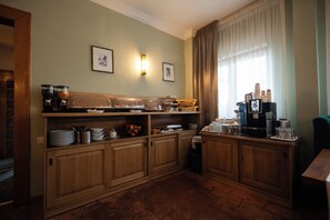 Daily buffet breakfast (RON 60 per person)