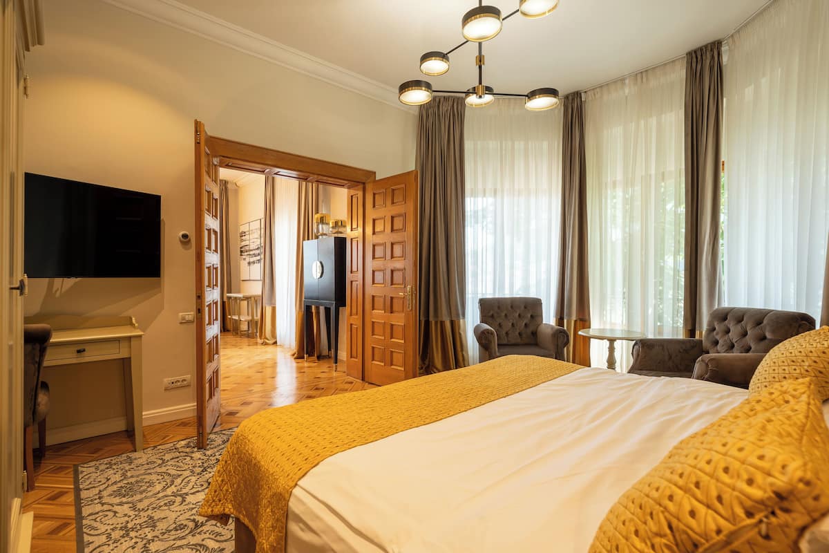 Luxury Apartment, 1 King Bed with Sofa bed, Mountain View | 1 bedroom, hypo-allergenic bedding, minibar, iron/ironing board