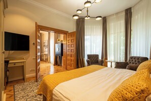 Luxury Apartment, 1 King Bed with Sofa bed, Mountain View | Hypo-allergenic bedding, minibar, iron/ironing board