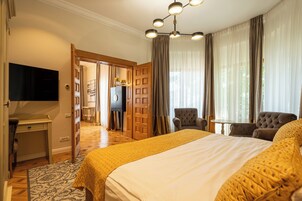 Luxury Apartment, 1 King Bed with Sofa bed, Mountain View | Hypo-allergenic bedding, minibar, iron/ironing board